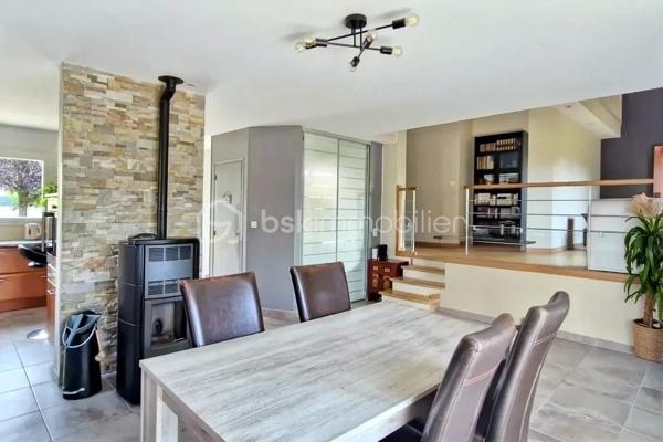 Une opportunité rare sur le marché ! Venez découvrir cette superbe maison contemporaine de 175 m² habitables, alliant confort, volumes. Située sur la charmante commune de Saint-Didier, vous profiterez d'une vie quotidienne facilitée grâce aux écoles et commerces accessibles rapidement. Son emplacement est idéal : à seulement 5 minutes de la gare et de l'axe rapide Rennes-Paris. Le tout est édifié sur une magnifique parcelle de 1 030 m², entièrement sans vis-à-vis, pour une tranquillité absolue. Une entrée ouvrant sur un vaste séjour traversant et lumineux, équipé d'un poêle chaleureux. Cet espace est ouvert sur une cuisine aménagée et équipée. Vous profiterez également d'un salon chaleureux et d'un coin détente intimiste. Côté nuit : Trois belles chambres et une salle d'eau moderne. Côté pratique : Une lingerie/buanderie fonctionnelle et un WC séparé. À l'étage : Une très belle mezzanine lumineuse (idéale pour un second salon ou une salle de jeux). et une quatrième chambre  ainsi qu'un bureau. Un double garage de plain pied  de 49 m² avec porte motorisée, idéal pour deux véhicules et du rangement.
Un sous-sol offrant une capacité de stockage ou de multiples possibilités d'aménagement (atelier, salle de sport, cave).
.Une maison ultra-complète, lumineuse et idéalement située pour concilier vie de famille et déplacements professionnels vers Rennes ou Paris. Elle n'attend plus que vos valises !