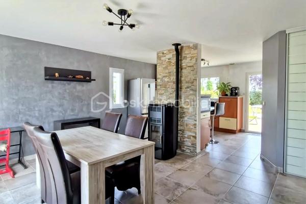 Une opportunité rare sur le marché ! Venez découvrir cette superbe maison contemporaine de 175 m² habitables, alliant confort, volumes. Située sur la charmante commune de Saint-Didier, vous profiterez d'une vie quotidienne facilitée grâce aux écoles et commerces accessibles rapidement. Son emplacement est idéal : à seulement 5 minutes de la gare et de l'axe rapide Rennes-Paris. Le tout est édifié sur une magnifique parcelle de 1 030 m², entièrement sans vis-à-vis, pour une tranquillité absolue. Une entrée ouvrant sur un vaste séjour traversant et lumineux, équipé d'un poêle chaleureux. Cet espace est ouvert sur une cuisine aménagée et équipée. Vous profiterez également d'un salon chaleureux et d'un coin détente intimiste. Côté nuit : Trois belles chambres et une salle d'eau moderne. Côté pratique : Une lingerie/buanderie fonctionnelle et un WC séparé. À l'étage : Une très belle mezzanine lumineuse (idéale pour un second salon ou une salle de jeux). et une quatrième chambre  ainsi qu'un bureau. Un double garage de plain pied  de 49 m² avec porte motorisée, idéal pour deux véhicules et du rangement.
Un sous-sol offrant une capacité de stockage ou de multiples possibilités d'aménagement (atelier, salle de sport, cave).
.Une maison ultra-complète, lumineuse et idéalement située pour concilier vie de famille et déplacements professionnels vers Rennes ou Paris. Elle n'attend plus que vos valises !