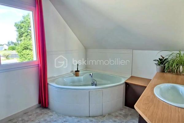 Une opportunité rare sur le marché ! Venez découvrir cette superbe maison contemporaine de 175 m² habitables, alliant confort, volumes. Située sur la charmante commune de Saint-Didier, vous profiterez d'une vie quotidienne facilitée grâce aux écoles et commerces accessibles rapidement. Son emplacement est idéal : à seulement 5 minutes de la gare et de l'axe rapide Rennes-Paris. Le tout est édifié sur une magnifique parcelle de 1 030 m², entièrement sans vis-à-vis, pour une tranquillité absolue. Une entrée ouvrant sur un vaste séjour traversant et lumineux, équipé d'un poêle chaleureux. Cet espace est ouvert sur une cuisine aménagée et équipée. Vous profiterez également d'un salon chaleureux et d'un coin détente intimiste. Côté nuit : Trois belles chambres et une salle d'eau moderne. Côté pratique : Une lingerie/buanderie fonctionnelle et un WC séparé. À l'étage : Une très belle mezzanine lumineuse (idéale pour un second salon ou une salle de jeux). et une quatrième chambre  ainsi qu'un bureau. Un double garage de plain pied  de 49 m² avec porte motorisée, idéal pour deux véhicules et du rangement.
Un sous-sol offrant une capacité de stockage ou de multiples possibilités d'aménagement (atelier, salle de sport, cave).
.Une maison ultra-complète, lumineuse et idéalement située pour concilier vie de famille et déplacements professionnels vers Rennes ou Paris. Elle n'attend plus que vos valises !