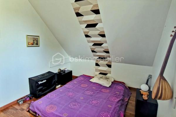 Une opportunité rare sur le marché ! Venez découvrir cette superbe maison contemporaine de 175 m² habitables, alliant confort, volumes. Située sur la charmante commune de Saint-Didier, vous profiterez d'une vie quotidienne facilitée grâce aux écoles et commerces accessibles rapidement. Son emplacement est idéal : à seulement 5 minutes de la gare et de l'axe rapide Rennes-Paris. Le tout est édifié sur une magnifique parcelle de 1 030 m², entièrement sans vis-à-vis, pour une tranquillité absolue. Une entrée ouvrant sur un vaste séjour traversant et lumineux, équipé d'un poêle chaleureux. Cet espace est ouvert sur une cuisine aménagée et équipée. Vous profiterez également d'un salon chaleureux et d'un coin détente intimiste. Côté nuit : Trois belles chambres et une salle d'eau moderne. Côté pratique : Une lingerie/buanderie fonctionnelle et un WC séparé. À l'étage : Une très belle mezzanine lumineuse (idéale pour un second salon ou une salle de jeux). et une quatrième chambre  ainsi qu'un bureau. Un double garage de plain pied  de 49 m² avec porte motorisée, idéal pour deux véhicules et du rangement.
Un sous-sol offrant une capacité de stockage ou de multiples possibilités d'aménagement (atelier, salle de sport, cave).
.Une maison ultra-complète, lumineuse et idéalement située pour concilier vie de famille et déplacements professionnels vers Rennes ou Paris. Elle n'attend plus que vos valises !