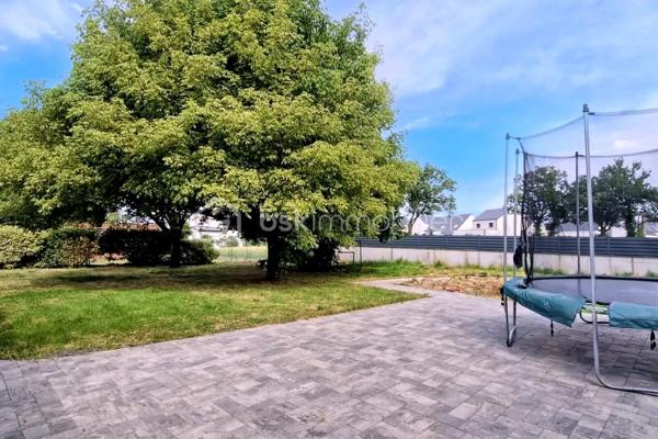 Une opportunité rare sur le marché ! Venez découvrir cette superbe maison contemporaine de 175 m² habitables, alliant confort, volumes. Située sur la charmante commune de Saint-Didier, vous profiterez d'une vie quotidienne facilitée grâce aux écoles et commerces accessibles rapidement. Son emplacement est idéal : à seulement 5 minutes de la gare et de l'axe rapide Rennes-Paris. Le tout est édifié sur une magnifique parcelle de 1 030 m², entièrement sans vis-à-vis, pour une tranquillité absolue. Une entrée ouvrant sur un vaste séjour traversant et lumineux, équipé d'un poêle chaleureux. Cet espace est ouvert sur une cuisine aménagée et équipée. Vous profiterez également d'un salon chaleureux et d'un coin détente intimiste. Côté nuit : Trois belles chambres et une salle d'eau moderne. Côté pratique : Une lingerie/buanderie fonctionnelle et un WC séparé. À l'étage : Une très belle mezzanine lumineuse (idéale pour un second salon ou une salle de jeux). et une quatrième chambre  ainsi qu'un bureau. Un double garage de plain pied  de 49 m² avec porte motorisée, idéal pour deux véhicules et du rangement.
Un sous-sol offrant une capacité de stockage ou de multiples possibilités d'aménagement (atelier, salle de sport, cave).
.Une maison ultra-complète, lumineuse et idéalement située pour concilier vie de famille et déplacements professionnels vers Rennes ou Paris. Elle n'attend plus que vos valises !