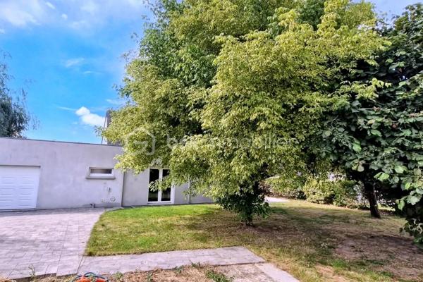 Une opportunité rare sur le marché ! Venez découvrir cette superbe maison contemporaine de 175 m² habitables, alliant confort, volumes. Située sur la charmante commune de Saint-Didier, vous profiterez d'une vie quotidienne facilitée grâce aux écoles et commerces accessibles rapidement. Son emplacement est idéal : à seulement 5 minutes de la gare et de l'axe rapide Rennes-Paris. Le tout est édifié sur une magnifique parcelle de 1 030 m², entièrement sans vis-à-vis, pour une tranquillité absolue. Une entrée ouvrant sur un vaste séjour traversant et lumineux, équipé d'un poêle chaleureux. Cet espace est ouvert sur une cuisine aménagée et équipée. Vous profiterez également d'un salon chaleureux et d'un coin détente intimiste. Côté nuit : Trois belles chambres et une salle d'eau moderne. Côté pratique : Une lingerie/buanderie fonctionnelle et un WC séparé. À l'étage : Une très belle mezzanine lumineuse (idéale pour un second salon ou une salle de jeux). et une quatrième chambre  ainsi qu'un bureau. Un double garage de plain pied  de 49 m² avec porte motorisée, idéal pour deux véhicules et du rangement.
Un sous-sol offrant une capacité de stockage ou de multiples possibilités d'aménagement (atelier, salle de sport, cave).
.Une maison ultra-complète, lumineuse et idéalement située pour concilier vie de famille et déplacements professionnels vers Rennes ou Paris. Elle n'attend plus que vos valises !