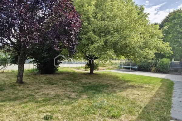 Une opportunité rare sur le marché ! Venez découvrir cette superbe maison contemporaine de 175 m² habitables, alliant confort, volumes. Située sur la charmante commune de Saint-Didier, vous profiterez d'une vie quotidienne facilitée grâce aux écoles et commerces accessibles rapidement. Son emplacement est idéal : à seulement 5 minutes de la gare et de l'axe rapide Rennes-Paris. Le tout est édifié sur une magnifique parcelle de 1 030 m², entièrement sans vis-à-vis, pour une tranquillité absolue. Une entrée ouvrant sur un vaste séjour traversant et lumineux, équipé d'un poêle chaleureux. Cet espace est ouvert sur une cuisine aménagée et équipée. Vous profiterez également d'un salon chaleureux et d'un coin détente intimiste. Côté nuit : Trois belles chambres et une salle d'eau moderne. Côté pratique : Une lingerie/buanderie fonctionnelle et un WC séparé. À l'étage : Une très belle mezzanine lumineuse (idéale pour un second salon ou une salle de jeux). et une quatrième chambre  ainsi qu'un bureau. Un double garage de plain pied  de 49 m² avec porte motorisée, idéal pour deux véhicules et du rangement.
Un sous-sol offrant une capacité de stockage ou de multiples possibilités d'aménagement (atelier, salle de sport, cave).
.Une maison ultra-complète, lumineuse et idéalement située pour concilier vie de famille et déplacements professionnels vers Rennes ou Paris. Elle n'attend plus que vos valises !