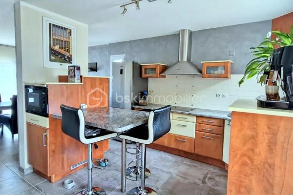 Une opportunité rare sur le marché ! Venez découvrir cette superbe maison contemporaine de 175 m² habitables, alliant confort, volumes. Située sur la charmante commune de Saint-Didier, vous profiterez d'une vie quotidienne facilitée grâce aux écoles et commerces accessibles rapidement. Son emplacement est idéal : à seulement 5 minutes de la gare et de l'axe rapide Rennes-Paris. Le tout est édifié sur une magnifique parcelle de 1 030 m², entièrement sans vis-à-vis, pour une tranquillité absolue. Une entrée ouvrant sur un vaste séjour traversant et lumineux, équipé d'un poêle chaleureux. Cet espace est ouvert sur une cuisine aménagée et équipée. Vous profiterez également d'un salon chaleureux et d'un coin détente intimiste. Côté nuit : Trois belles chambres et une salle d'eau moderne. Côté pratique : Une lingerie/buanderie fonctionnelle et un WC séparé. À l'étage : Une très belle mezzanine lumineuse (idéale pour un second salon ou une salle de jeux). et une quatrième chambre  ainsi qu'un bureau. Un double garage de plain pied  de 49 m² avec porte motorisée, idéal pour deux véhicules et du rangement.
Un sous-sol offrant une capacité de stockage ou de multiples possibilités d'aménagement (atelier, salle de sport, cave).
.Une maison ultra-complète, lumineuse et idéalement située pour concilier vie de famille et déplacements professionnels vers Rennes ou Paris. Elle n'attend plus que vos valises !