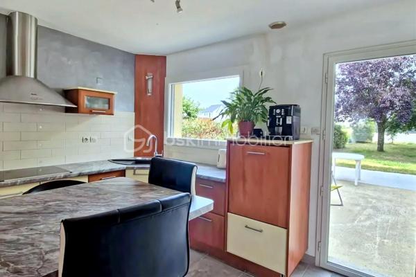 Une opportunité rare sur le marché ! Venez découvrir cette superbe maison contemporaine de 175 m² habitables, alliant confort, volumes. Située sur la charmante commune de Saint-Didier, vous profiterez d'une vie quotidienne facilitée grâce aux écoles et commerces accessibles rapidement. Son emplacement est idéal : à seulement 5 minutes de la gare et de l'axe rapide Rennes-Paris. Le tout est édifié sur une magnifique parcelle de 1 030 m², entièrement sans vis-à-vis, pour une tranquillité absolue. Une entrée ouvrant sur un vaste séjour traversant et lumineux, équipé d'un poêle chaleureux. Cet espace est ouvert sur une cuisine aménagée et équipée. Vous profiterez également d'un salon chaleureux et d'un coin détente intimiste. Côté nuit : Trois belles chambres et une salle d'eau moderne. Côté pratique : Une lingerie/buanderie fonctionnelle et un WC séparé. À l'étage : Une très belle mezzanine lumineuse (idéale pour un second salon ou une salle de jeux). et une quatrième chambre  ainsi qu'un bureau. Un double garage de plain pied  de 49 m² avec porte motorisée, idéal pour deux véhicules et du rangement.
Un sous-sol offrant une capacité de stockage ou de multiples possibilités d'aménagement (atelier, salle de sport, cave).
.Une maison ultra-complète, lumineuse et idéalement située pour concilier vie de famille et déplacements professionnels vers Rennes ou Paris. Elle n'attend plus que vos valises !