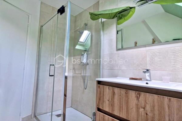 Une opportunité rare sur le marché ! Venez découvrir cette superbe maison contemporaine de 175 m² habitables, alliant confort, volumes. Située sur la charmante commune de Saint-Didier, vous profiterez d'une vie quotidienne facilitée grâce aux écoles et commerces accessibles rapidement. Son emplacement est idéal : à seulement 5 minutes de la gare et de l'axe rapide Rennes-Paris. Le tout est édifié sur une magnifique parcelle de 1 030 m², entièrement sans vis-à-vis, pour une tranquillité absolue. Une entrée ouvrant sur un vaste séjour traversant et lumineux, équipé d'un poêle chaleureux. Cet espace est ouvert sur une cuisine aménagée et équipée. Vous profiterez également d'un salon chaleureux et d'un coin détente intimiste. Côté nuit : Trois belles chambres et une salle d'eau moderne. Côté pratique : Une lingerie/buanderie fonctionnelle et un WC séparé. À l'étage : Une très belle mezzanine lumineuse (idéale pour un second salon ou une salle de jeux). et une quatrième chambre  ainsi qu'un bureau. Un double garage de plain pied  de 49 m² avec porte motorisée, idéal pour deux véhicules et du rangement.
Un sous-sol offrant une capacité de stockage ou de multiples possibilités d'aménagement (atelier, salle de sport, cave).
.Une maison ultra-complète, lumineuse et idéalement située pour concilier vie de famille et déplacements professionnels vers Rennes ou Paris. Elle n'attend plus que vos valises !
