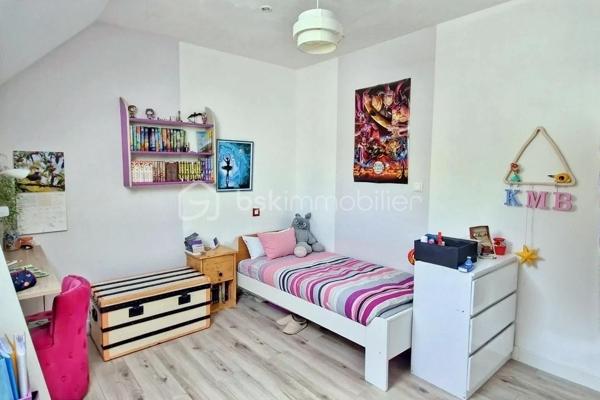 Une opportunité rare sur le marché ! Venez découvrir cette superbe maison contemporaine de 175 m² habitables, alliant confort, volumes. Située sur la charmante commune de Saint-Didier, vous profiterez d'une vie quotidienne facilitée grâce aux écoles et commerces accessibles rapidement. Son emplacement est idéal : à seulement 5 minutes de la gare et de l'axe rapide Rennes-Paris. Le tout est édifié sur une magnifique parcelle de 1 030 m², entièrement sans vis-à-vis, pour une tranquillité absolue. Une entrée ouvrant sur un vaste séjour traversant et lumineux, équipé d'un poêle chaleureux. Cet espace est ouvert sur une cuisine aménagée et équipée. Vous profiterez également d'un salon chaleureux et d'un coin détente intimiste. Côté nuit : Trois belles chambres et une salle d'eau moderne. Côté pratique : Une lingerie/buanderie fonctionnelle et un WC séparé. À l'étage : Une très belle mezzanine lumineuse (idéale pour un second salon ou une salle de jeux). et une quatrième chambre  ainsi qu'un bureau. Un double garage de plain pied  de 49 m² avec porte motorisée, idéal pour deux véhicules et du rangement.
Un sous-sol offrant une capacité de stockage ou de multiples possibilités d'aménagement (atelier, salle de sport, cave).
.Une maison ultra-complète, lumineuse et idéalement située pour concilier vie de famille et déplacements professionnels vers Rennes ou Paris. Elle n'attend plus que vos valises !