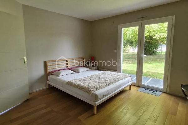 Une opportunité rare sur le marché ! Venez découvrir cette superbe maison contemporaine de 175 m² habitables, alliant confort, volumes. Située sur la charmante commune de Saint-Didier, vous profiterez d'une vie quotidienne facilitée grâce aux écoles et commerces accessibles rapidement. Son emplacement est idéal : à seulement 5 minutes de la gare et de l'axe rapide Rennes-Paris. Le tout est édifié sur une magnifique parcelle de 1 030 m², entièrement sans vis-à-vis, pour une tranquillité absolue. Une entrée ouvrant sur un vaste séjour traversant et lumineux, équipé d'un poêle chaleureux. Cet espace est ouvert sur une cuisine aménagée et équipée. Vous profiterez également d'un salon chaleureux et d'un coin détente intimiste. Côté nuit : Trois belles chambres et une salle d'eau moderne. Côté pratique : Une lingerie/buanderie fonctionnelle et un WC séparé. À l'étage : Une très belle mezzanine lumineuse (idéale pour un second salon ou une salle de jeux). et une quatrième chambre  ainsi qu'un bureau. Un double garage de plain pied  de 49 m² avec porte motorisée, idéal pour deux véhicules et du rangement.
Un sous-sol offrant une capacité de stockage ou de multiples possibilités d'aménagement (atelier, salle de sport, cave).
.Une maison ultra-complète, lumineuse et idéalement située pour concilier vie de famille et déplacements professionnels vers Rennes ou Paris. Elle n'attend plus que vos valises !