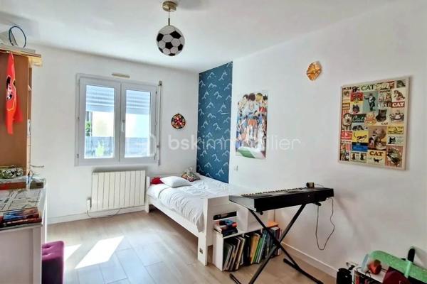 Une opportunité rare sur le marché ! Venez découvrir cette superbe maison contemporaine de 175 m² habitables, alliant confort, volumes. Située sur la charmante commune de Saint-Didier, vous profiterez d'une vie quotidienne facilitée grâce aux écoles et commerces accessibles rapidement. Son emplacement est idéal : à seulement 5 minutes de la gare et de l'axe rapide Rennes-Paris. Le tout est édifié sur une magnifique parcelle de 1 030 m², entièrement sans vis-à-vis, pour une tranquillité absolue. Une entrée ouvrant sur un vaste séjour traversant et lumineux, équipé d'un poêle chaleureux. Cet espace est ouvert sur une cuisine aménagée et équipée. Vous profiterez également d'un salon chaleureux et d'un coin détente intimiste. Côté nuit : Trois belles chambres et une salle d'eau moderne. Côté pratique : Une lingerie/buanderie fonctionnelle et un WC séparé. À l'étage : Une très belle mezzanine lumineuse (idéale pour un second salon ou une salle de jeux). et une quatrième chambre  ainsi qu'un bureau. Un double garage de plain pied  de 49 m² avec porte motorisée, idéal pour deux véhicules et du rangement.
Un sous-sol offrant une capacité de stockage ou de multiples possibilités d'aménagement (atelier, salle de sport, cave).
.Une maison ultra-complète, lumineuse et idéalement située pour concilier vie de famille et déplacements professionnels vers Rennes ou Paris. Elle n'attend plus que vos valises !