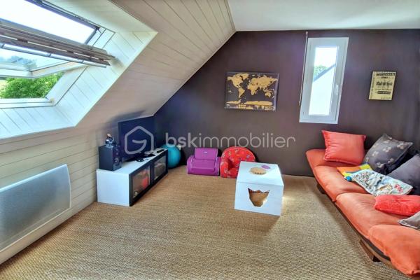 Une opportunité rare sur le marché ! Venez découvrir cette superbe maison contemporaine de 175 m² habitables, alliant confort, volumes. Située sur la charmante commune de Saint-Didier, vous profiterez d'une vie quotidienne facilitée grâce aux écoles et commerces accessibles rapidement. Son emplacement est idéal : à seulement 5 minutes de la gare et de l'axe rapide Rennes-Paris. Le tout est édifié sur une magnifique parcelle de 1 030 m², entièrement sans vis-à-vis, pour une tranquillité absolue. Une entrée ouvrant sur un vaste séjour traversant et lumineux, équipé d'un poêle chaleureux. Cet espace est ouvert sur une cuisine aménagée et équipée. Vous profiterez également d'un salon chaleureux et d'un coin détente intimiste. Côté nuit : Trois belles chambres et une salle d'eau moderne. Côté pratique : Une lingerie/buanderie fonctionnelle et un WC séparé. À l'étage : Une très belle mezzanine lumineuse (idéale pour un second salon ou une salle de jeux). et une quatrième chambre  ainsi qu'un bureau. Un double garage de plain pied  de 49 m² avec porte motorisée, idéal pour deux véhicules et du rangement.
Un sous-sol offrant une capacité de stockage ou de multiples possibilités d'aménagement (atelier, salle de sport, cave).
.Une maison ultra-complète, lumineuse et idéalement située pour concilier vie de famille et déplacements professionnels vers Rennes ou Paris. Elle n'attend plus que vos valises !