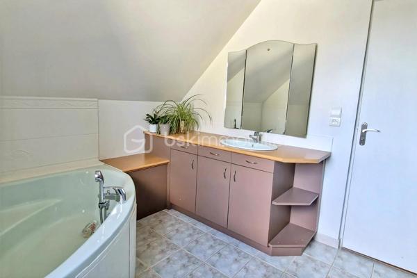 Une opportunité rare sur le marché ! Venez découvrir cette superbe maison contemporaine de 175 m² habitables, alliant confort, volumes. Située sur la charmante commune de Saint-Didier, vous profiterez d'une vie quotidienne facilitée grâce aux écoles et commerces accessibles rapidement. Son emplacement est idéal : à seulement 5 minutes de la gare et de l'axe rapide Rennes-Paris. Le tout est édifié sur une magnifique parcelle de 1 030 m², entièrement sans vis-à-vis, pour une tranquillité absolue. Une entrée ouvrant sur un vaste séjour traversant et lumineux, équipé d'un poêle chaleureux. Cet espace est ouvert sur une cuisine aménagée et équipée. Vous profiterez également d'un salon chaleureux et d'un coin détente intimiste. Côté nuit : Trois belles chambres et une salle d'eau moderne. Côté pratique : Une lingerie/buanderie fonctionnelle et un WC séparé. À l'étage : Une très belle mezzanine lumineuse (idéale pour un second salon ou une salle de jeux). et une quatrième chambre  ainsi qu'un bureau. Un double garage de plain pied  de 49 m² avec porte motorisée, idéal pour deux véhicules et du rangement.
Un sous-sol offrant une capacité de stockage ou de multiples possibilités d'aménagement (atelier, salle de sport, cave).
.Une maison ultra-complète, lumineuse et idéalement située pour concilier vie de famille et déplacements professionnels vers Rennes ou Paris. Elle n'attend plus que vos valises !