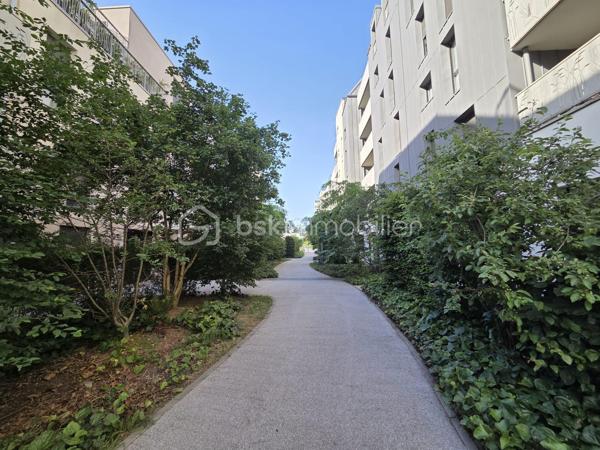 Idéalement situé dans le secteur prisé du Christ-Roi à Tours, à proximité immédiate des commodités, cet appartement de type 3 dans une résidence de 2017, vous séduira par son environnement calme et verdoyant.
Moderne et fonctionnel, vous apprécierez le coin cuisine et la pièce de vie orientées sur la terrasse couverte de 10m2.
Deux chambres, une salle d'eau et un WC séparé composent ce logement.
Au sous-sol une place de parking privative complète le bien.

Un appartement récent, confortable et idéalement situé, à visiter rapidement.

Vente pour novembre 2026.