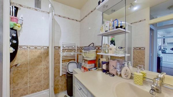 Appartement 2 pièces – Coup de cœur proche Métro Robespierre, quartier des Coutures