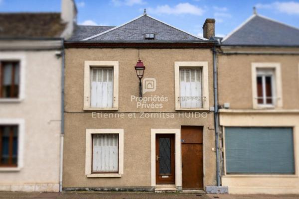 Maison de ville à rénover - Fort potentiel - Dépendances - Centre de Vatan