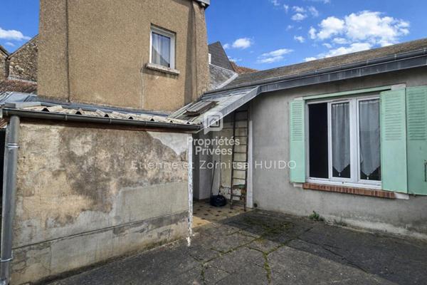 Maison de ville à rénover - Fort potentiel - Dépendances - Centre de Vatan