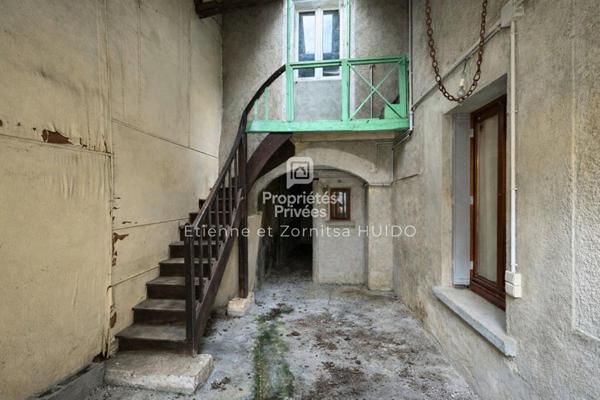 Maison de ville à rénover - Fort potentiel - Dépendances - Centre de Vatan