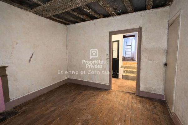 Maison de ville à rénover - Fort potentiel - Dépendances - Centre de Vatan