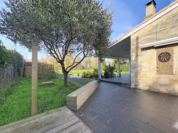 Maison en pierre avec jardin et piscine