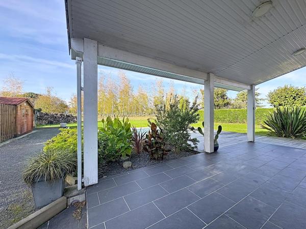 Maison en pierre avec jardin et piscine