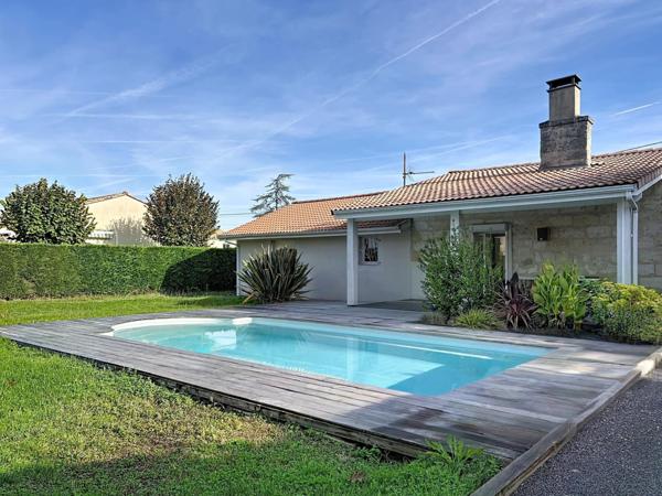 Maison en pierre avec jardin et piscine