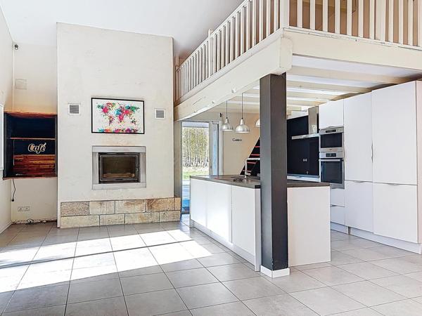 Maison en pierre avec jardin et piscine