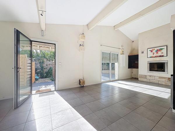 Maison en pierre avec jardin et piscine