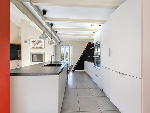 Maison en pierre avec jardin et piscine