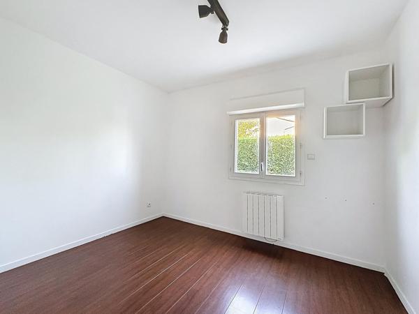 Maison en pierre avec jardin et piscine