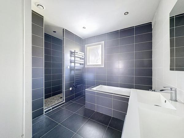 Maison en pierre avec jardin et piscine