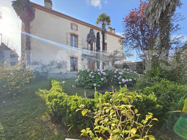  Maison de caractère avec dépendances et garages sur 16 000 m² de terrain