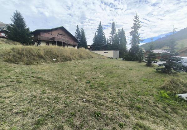 Terrain constructible 2026m2 avec chalet et garage - Montgenèvre
