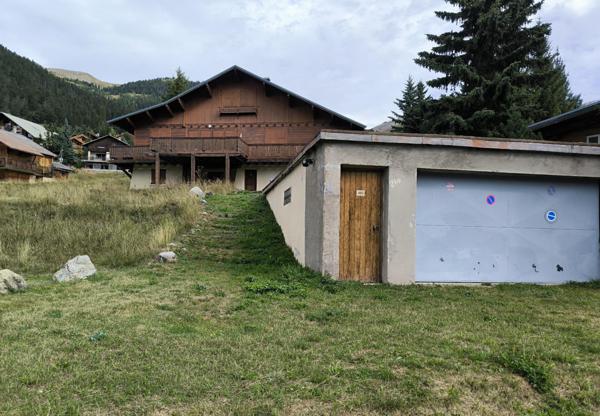Terrain constructible 2026m2 avec chalet et garage - Montgenèvre