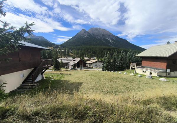 Terrain constructible 2026m2 avec chalet et garage - Montgenèvre