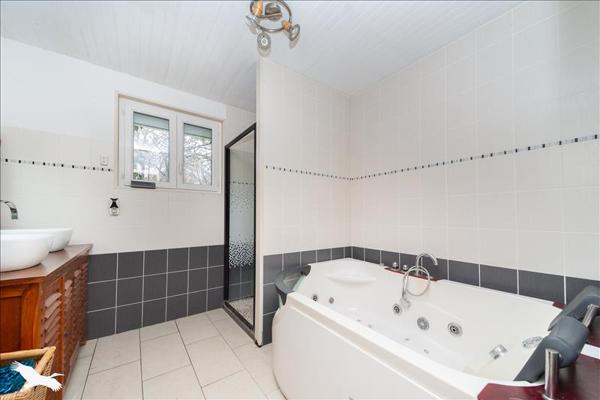 Maison à vendre |  Montendre |  7 pièces | 226 m²