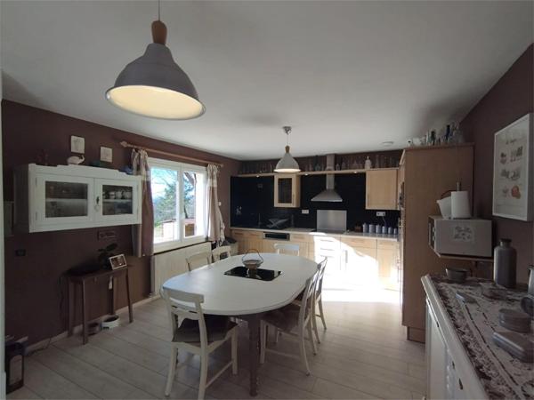 Maison dans un écrin de verdure