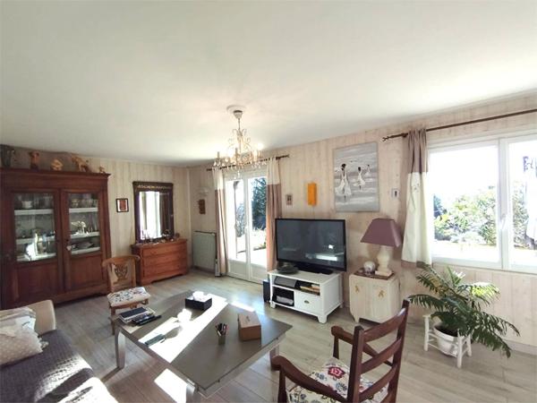 Maison dans un écrin de verdure