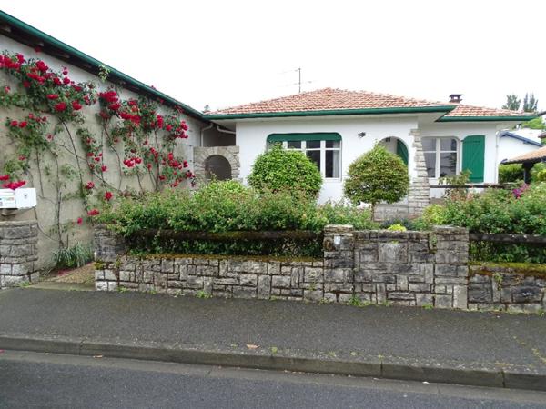 Maison centre ville de plein pied avec double garage et jardin