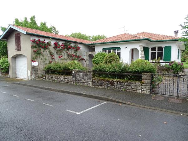 Maison centre ville de plein pied avec double garage et jardin