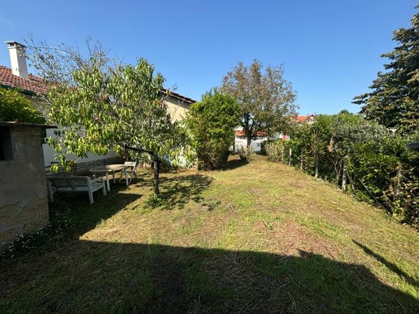 Maison centre ville de plein pied avec double garage et jardin