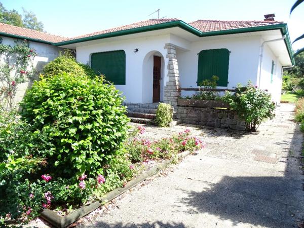 Maison centre ville de plein pied avec double garage et jardin
