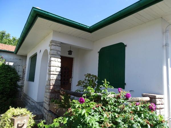 Maison centre ville de plein pied avec double garage et jardin