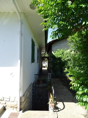 Maison centre ville de plein pied avec double garage et jardin