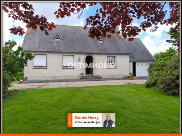 Maison de plain-pied avec garage et hangar