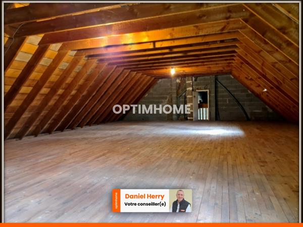 Maison de plain-pied avec garage et hangar