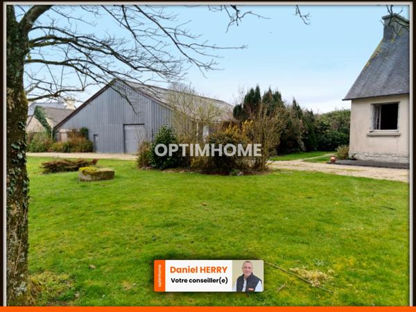 Maison de plain-pied avec garage et hangar