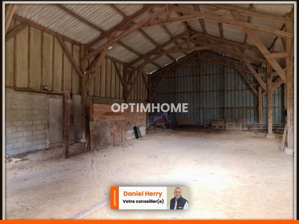 Maison de plain-pied avec garage et hangar