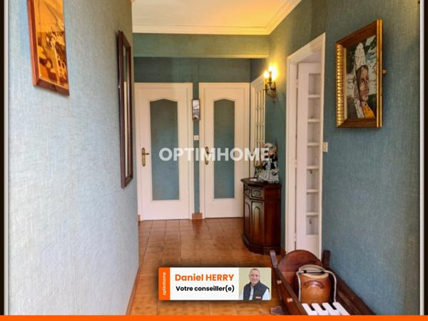 Maison de plain-pied avec garage et hangar