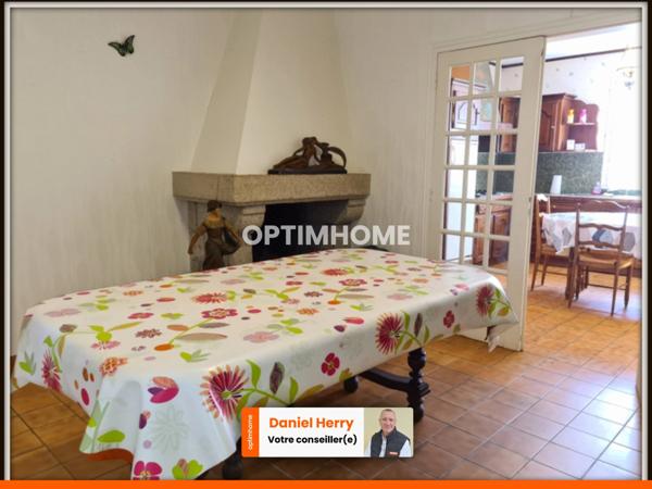 Maison de plain-pied avec garage et hangar