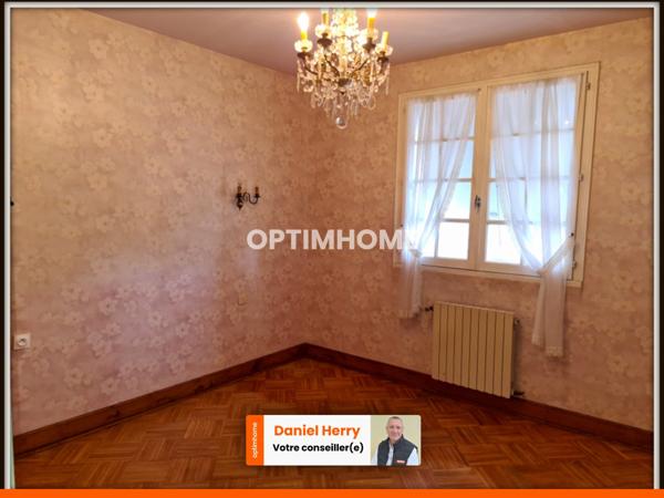 Maison de plain-pied avec garage et hangar