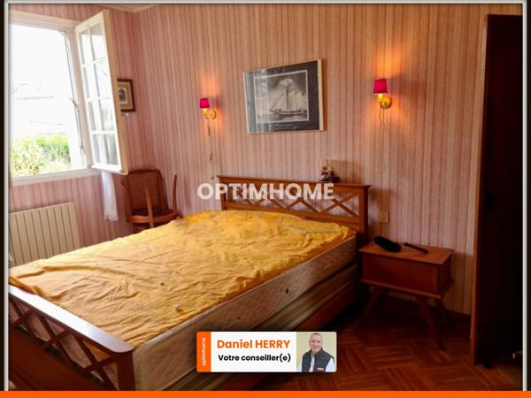 Maison de plain-pied avec garage et hangar